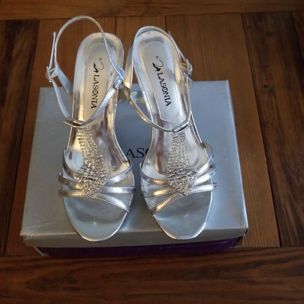 Lasonia Sliver Metallic Heels Size 8